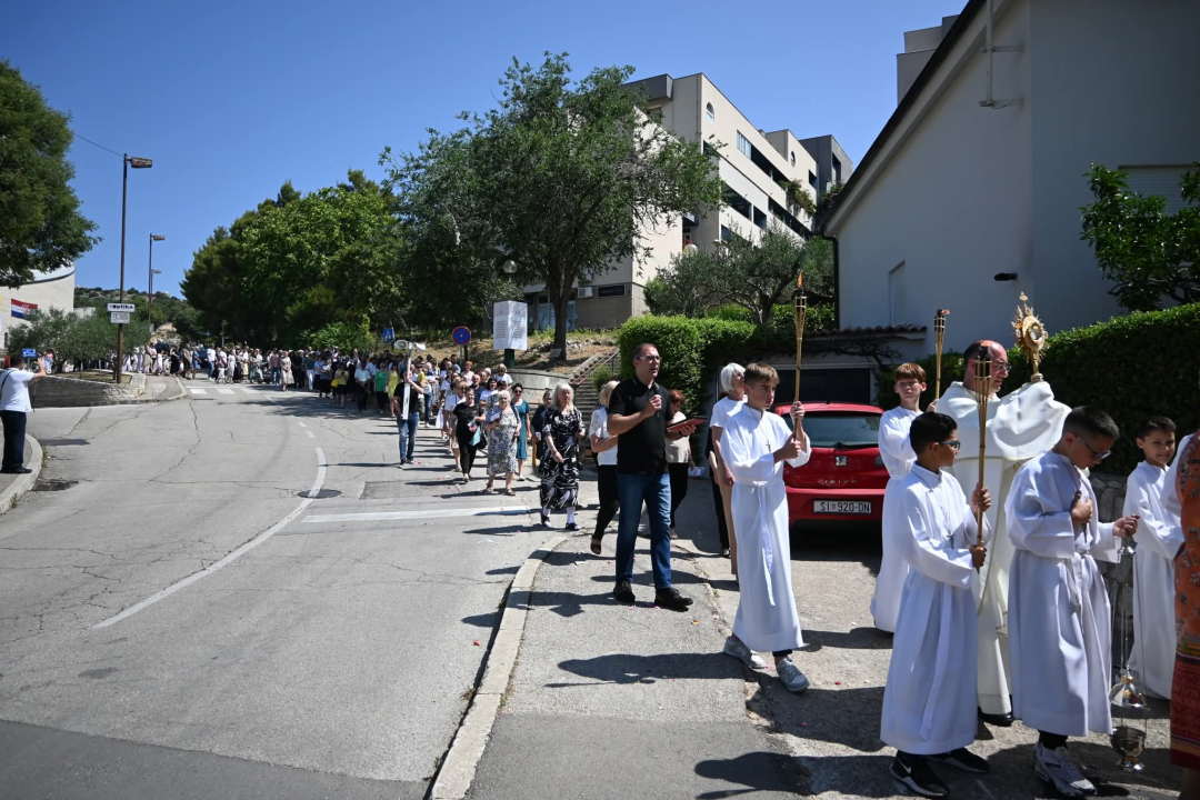 U župi sv. Ante Padovanskog proslavljeno Tijelovo, uslijedila je procesija Šubićevcem 