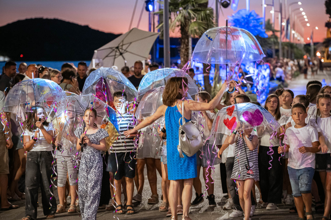 FOTO Nebo, zemlja i more spojili se na zatvaranju MDF-a, predstava neke oduševila, drugi tvrde da je primjerenija za Burning Man