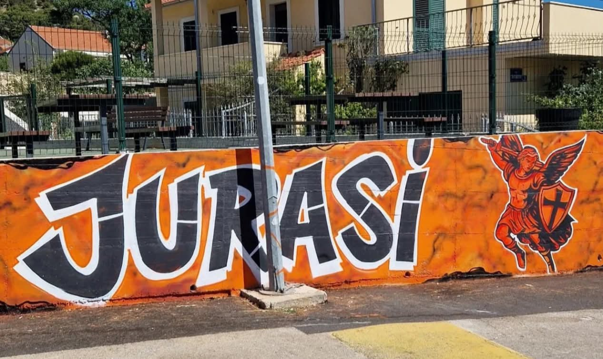 Novi mural u čast Funcutima osvanuo u Jurasima: Narančasto-crni duh Šibenika živi na svakom kantunu grada