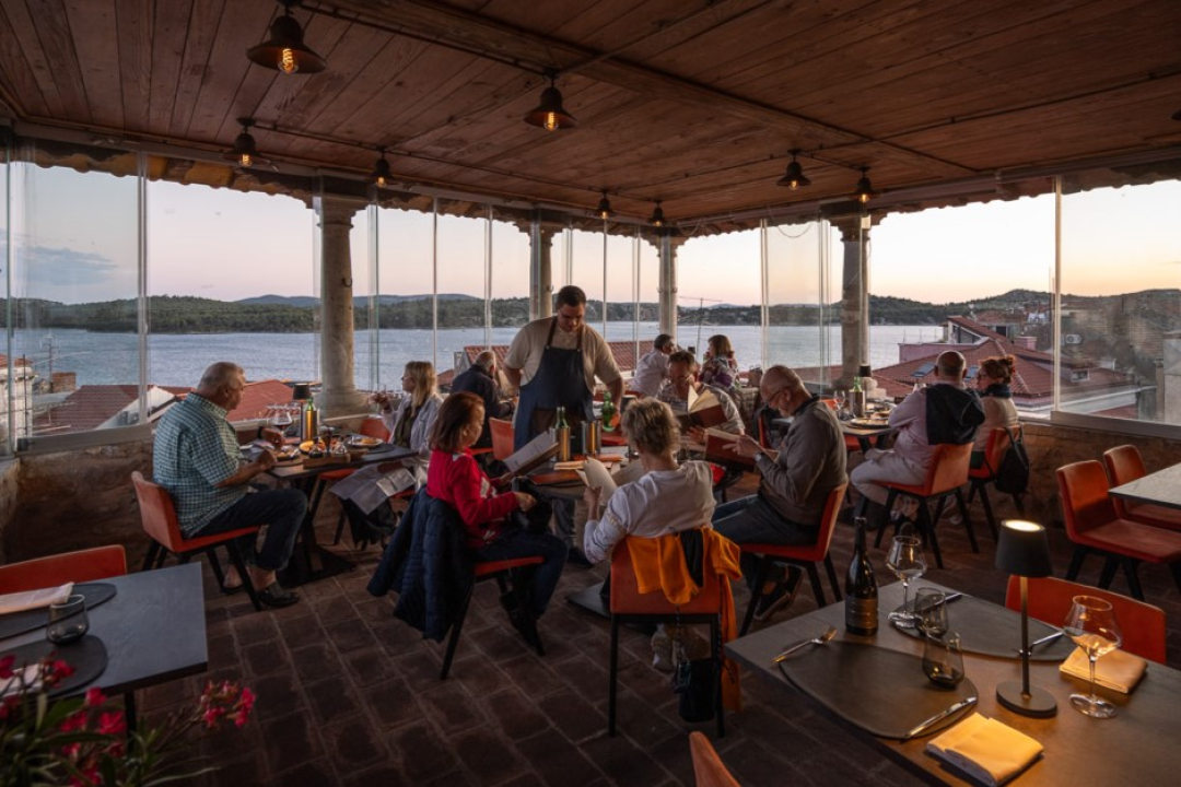 Savršeno jutro u srcu Šibenika: Brunch na terasi s najljepšim pogledom na Kanal sv. Ante