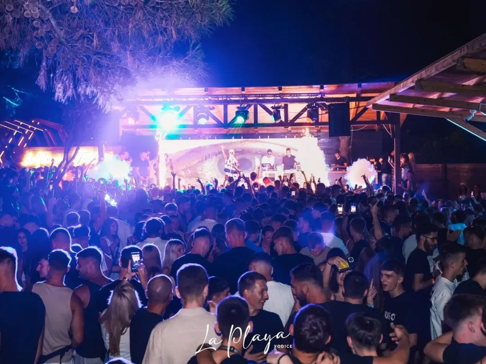 Pogledajte užarenu atmosferu iz vodičke La Playe: Krcat klub na ekskluzivnom koncertu Devita