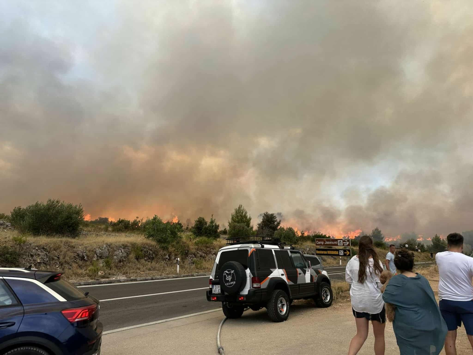 Izbio požar u Jasenovu: Više vatrogasnih postaja izašlo na teren