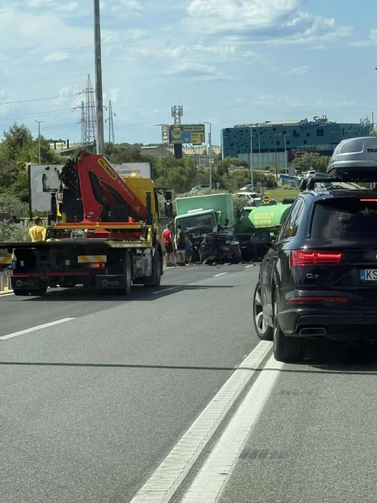 Na 'tri trake' sudar četiri vozila, sve hitne službe na terenu