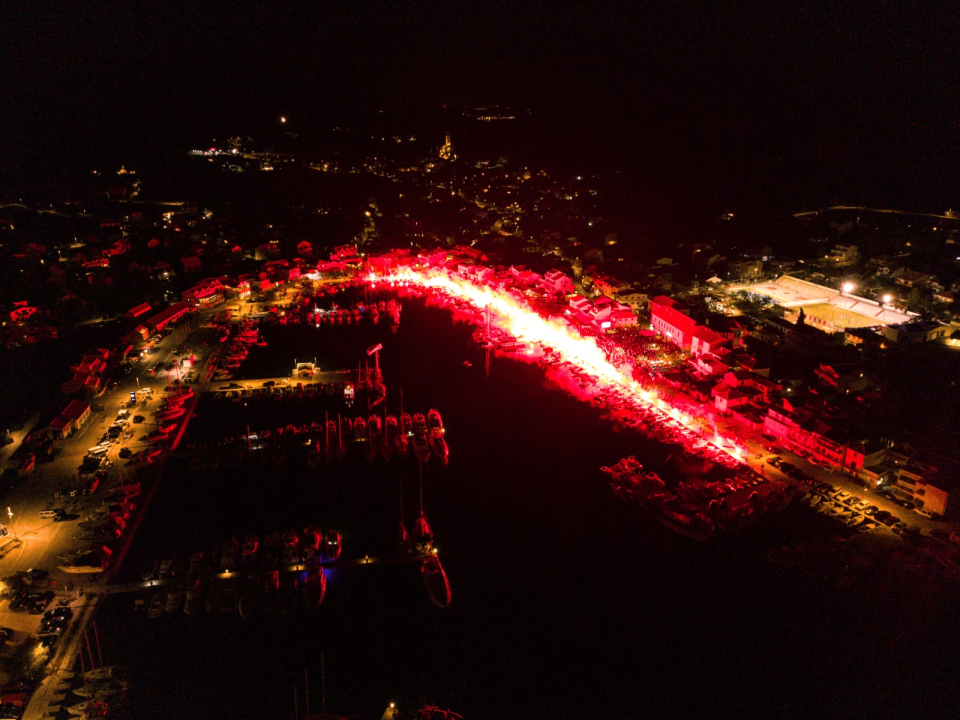 FOTO Jezera spremna za spektakl: Ne propustite Ribarsku feštu uz Crvenu jabuku i dalmatinske okuse!