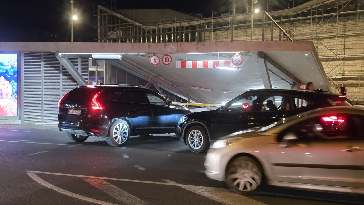 Kaos na Poljani: Ulaz u garažu svakodnevno blokira promet u središtu Šibenika