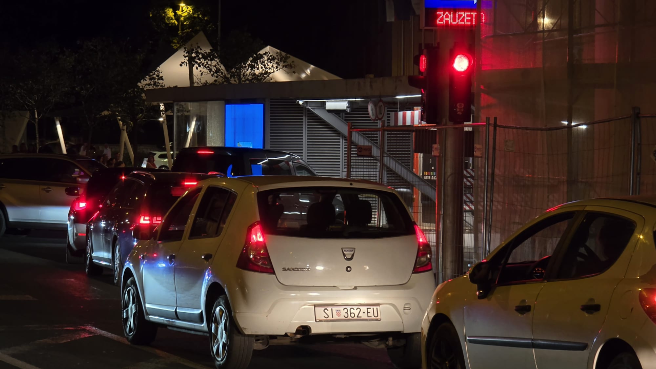 Kaos na Poljani: Ulaz u garažu svakodnevno blokira promet u središtu Šibenika