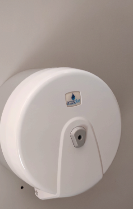 FOTO Fekalije po zidu, zaštopani zahodi, tamponi u okvirima, razbacano smeće – s tim se na Rezalištu svakodnevno bore djelatnici Zelenog grada