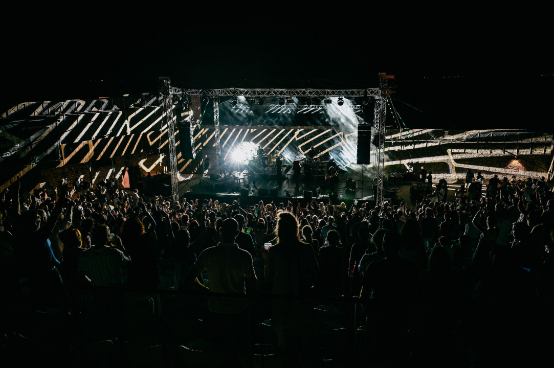 Kyoto Jazz Massive u proširenom sastavu oduševio publiku na tvrđavi sv. Mihovila  