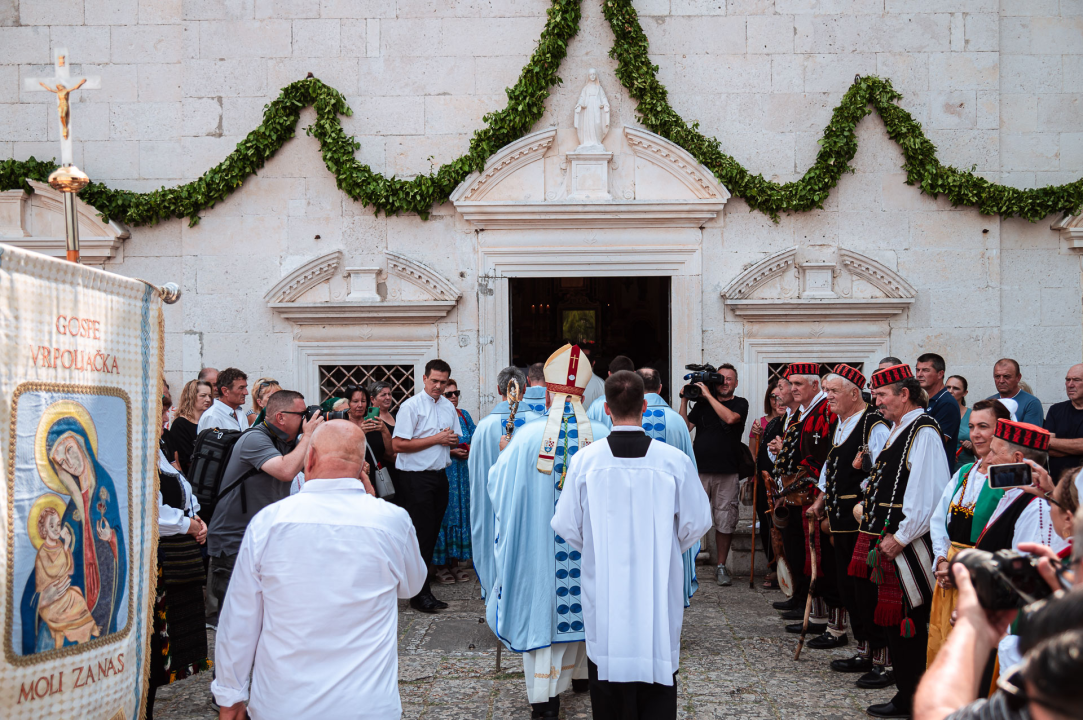 FOTO Blagdan Velike Gospe u Vrpolju: Brojni vjernici okupili su se jutros na svečanom misnom slavlju