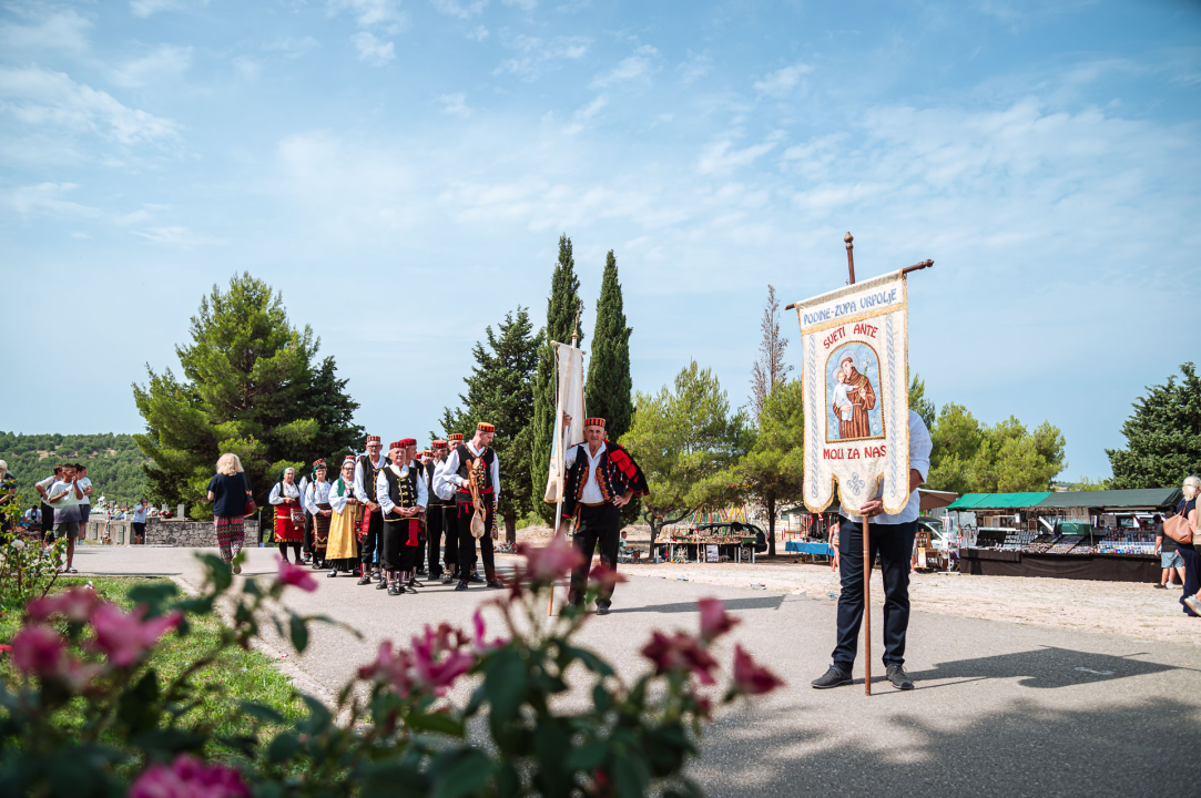 FOTO Blagdan Velike Gospe u Vrpolju: Brojni vjernici okupili su se jutros na svečanom misnom slavlju