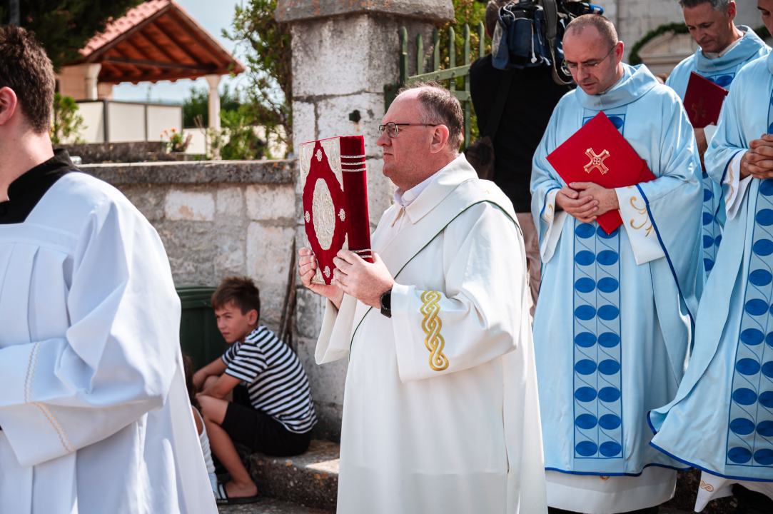 FOTO Blagdan Velike Gospe u Vrpolju: Brojni vjernici okupili su se jutros na svečanom misnom slavlju