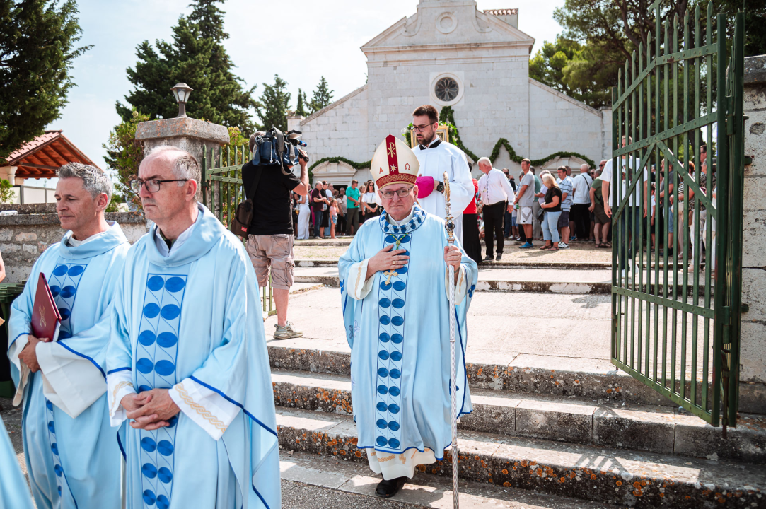 FOTO Blagdan Velike Gospe u Vrpolju: Brojni vjernici okupili su se jutros na svečanom misnom slavlju