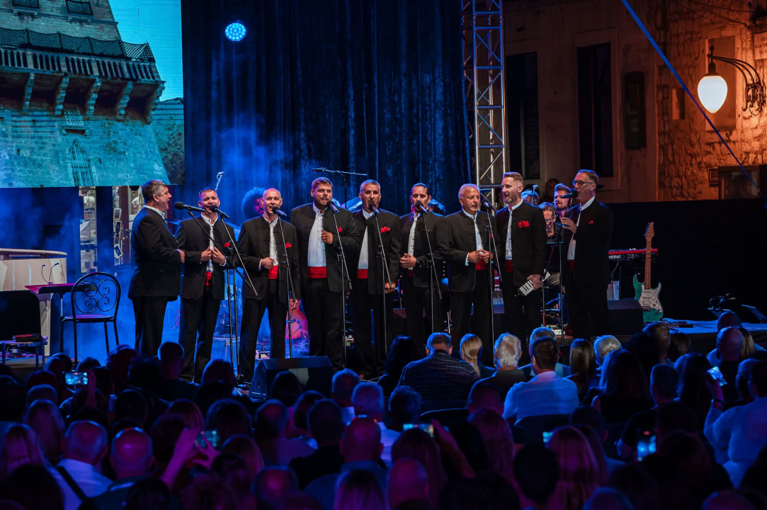 Publika u Šibeniku uživala u bezvremenskim pjesmama Vinka Coce na prvoj večeri Dalmatinske šansone