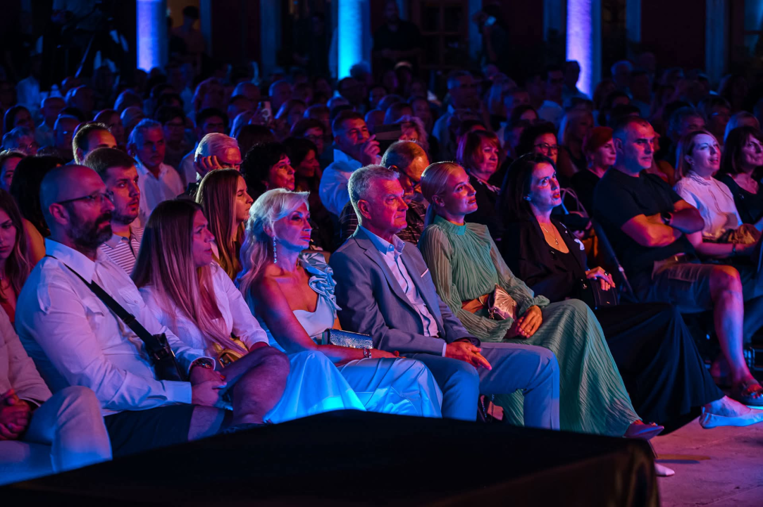 Publika u Šibeniku uživala u bezvremenskim pjesmama Vinka Coce na prvoj večeri Dalmatinske šansone