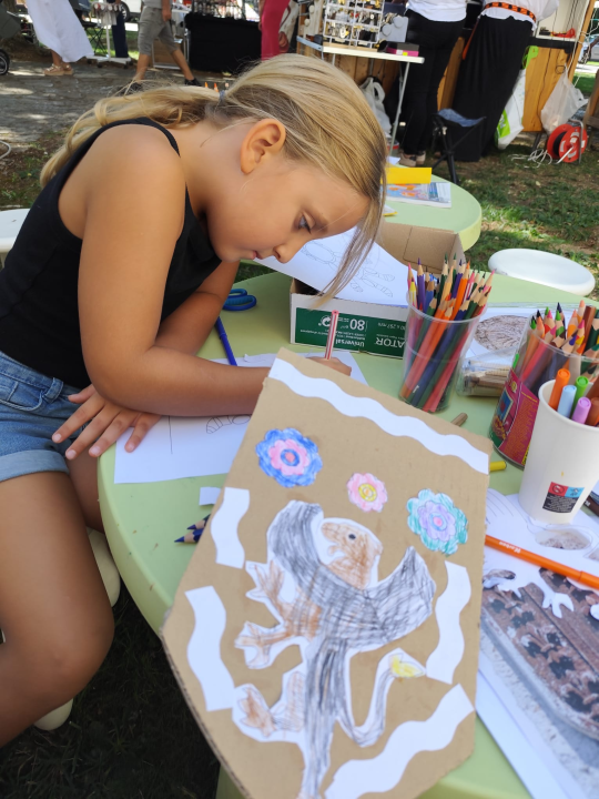 Mališani izrađivali mačeve i štitove ispred šibenskog Muzeja