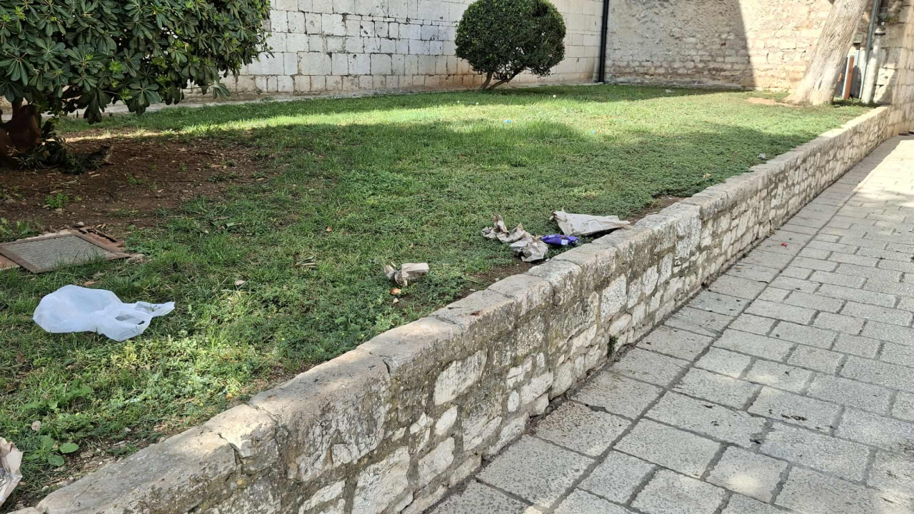 Ispred OŠ Fausta Vrančića nakon marende... ostaci.