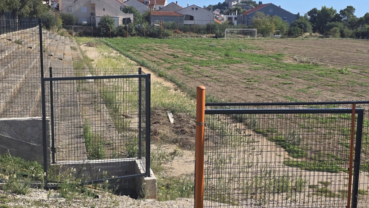 FOTO Igralište Metalca opet obraslo u korov, dok mladi nogometaši čekaju svoj dom