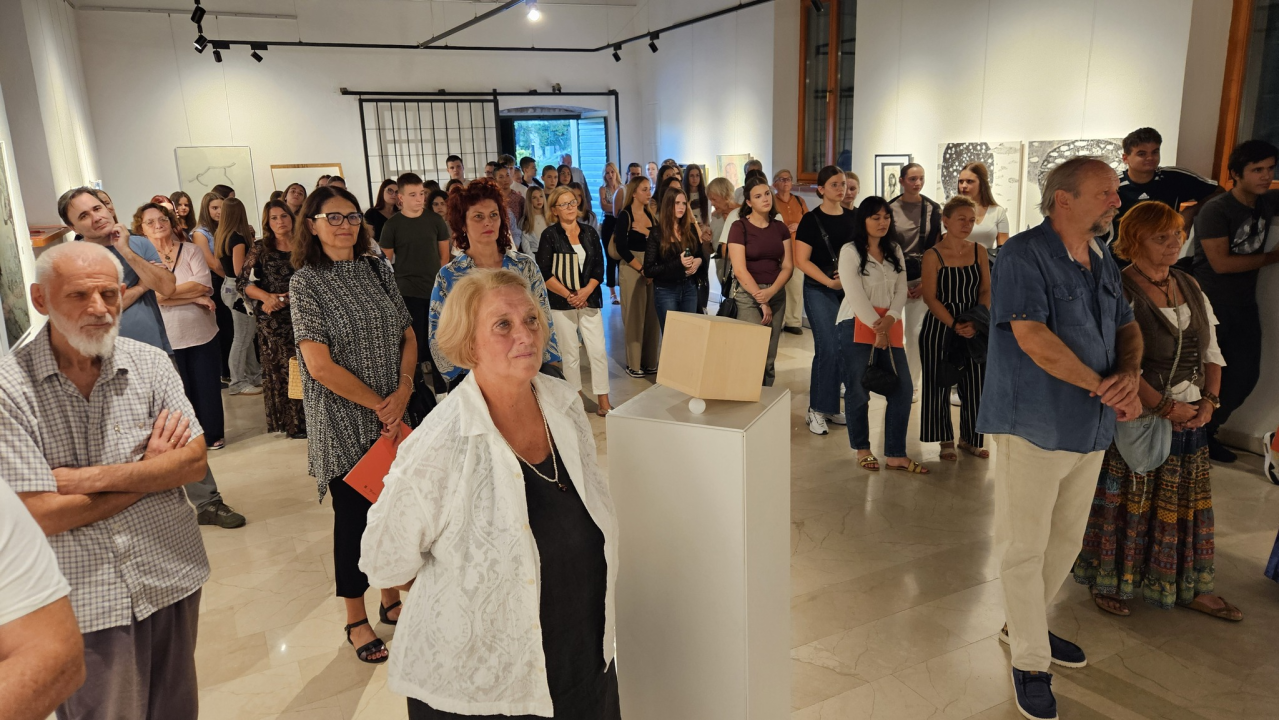 U galeriji Kninskog muzeja otvoren 2. Trijenale portreta. Dodijeljene nagrade najboljim autorima