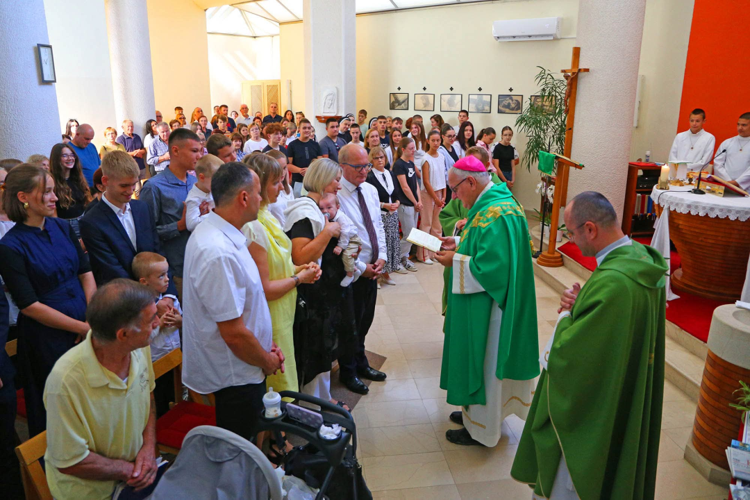 Biskup Rogić podijelio sakrament krštenja osmom djetetu obitelji Peran