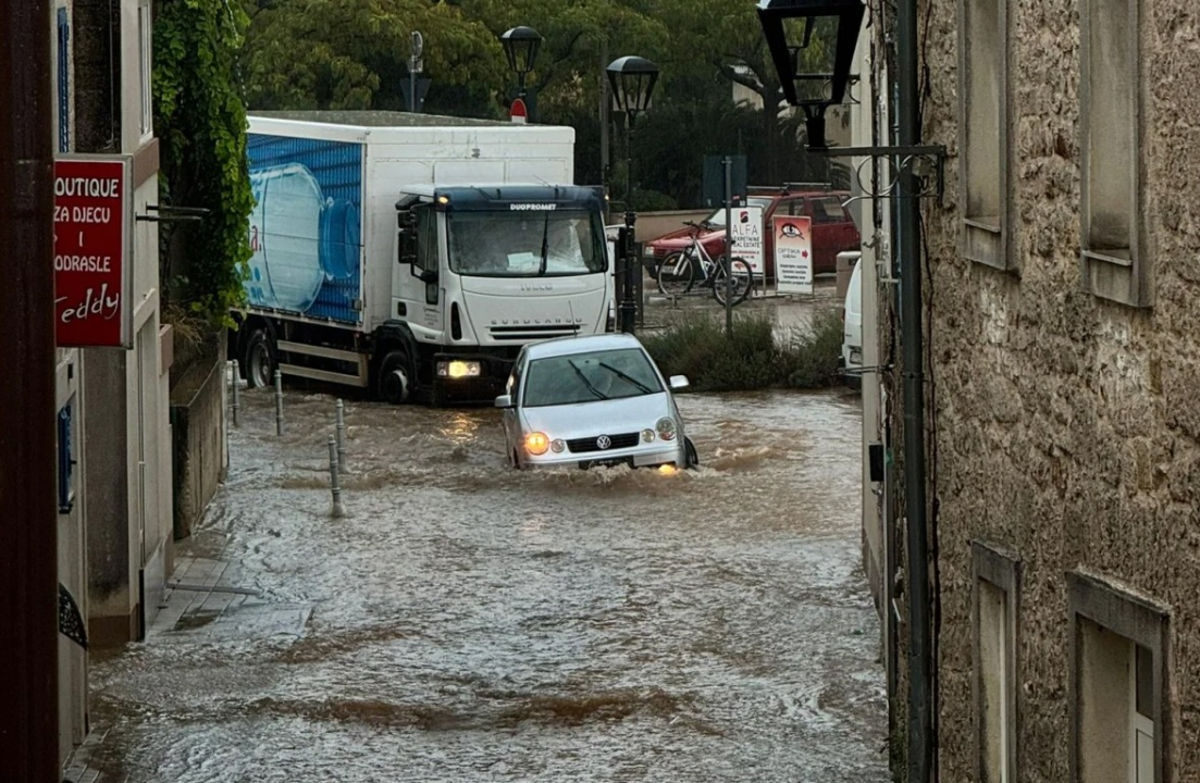 FOTO Nevrijeme najviše problema izazvalo u Vodicama, čitatelji nam šalju fotografije poplavljenih cesta i parkirališta iz cijelog Šibenika