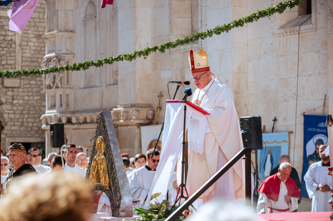 FOTO Održana svečana procesija i sveta misa u povodu blagdana sv. Mihovila