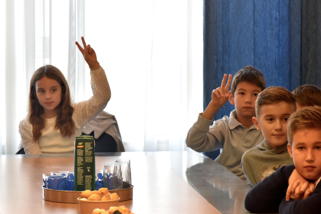 Četvrtaši iz OŠ Jurja Šižgorića kod župana učili o radu javnih institucija