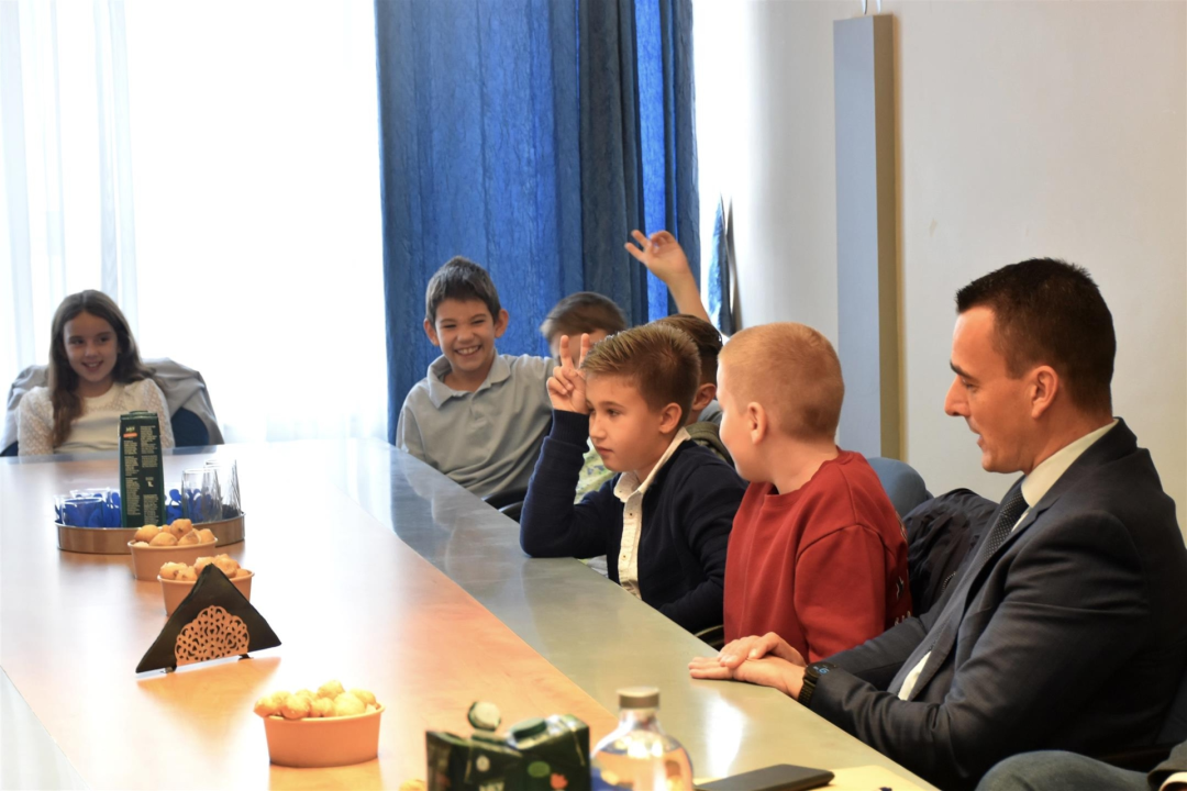 Četvrtaši iz OŠ Jurja Šižgorića kod župana učili o radu javnih institucija