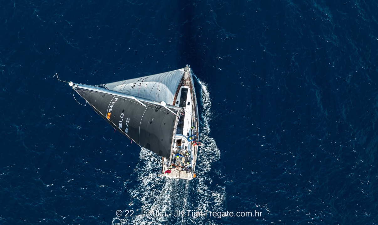 Jedriličarski spektakl u Vodicama: Zlatni olimpijac Fantela i Scorpio pokorili 22. Jabuku