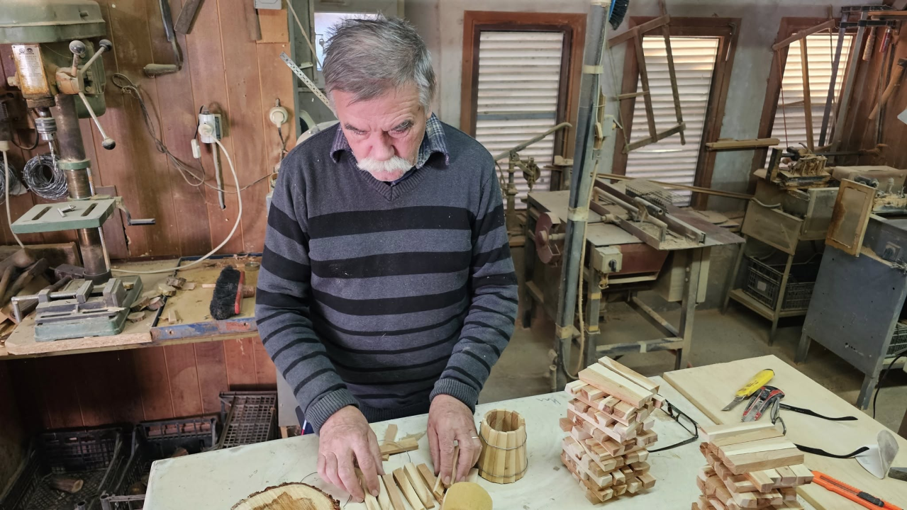 Ivan Tomić izrađuje susak.