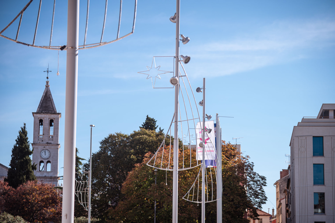 Božićni ukrasi postavljeni po Šibeniku: Još ne svijetle, ali podsjećaju da su blagdani sve bliže