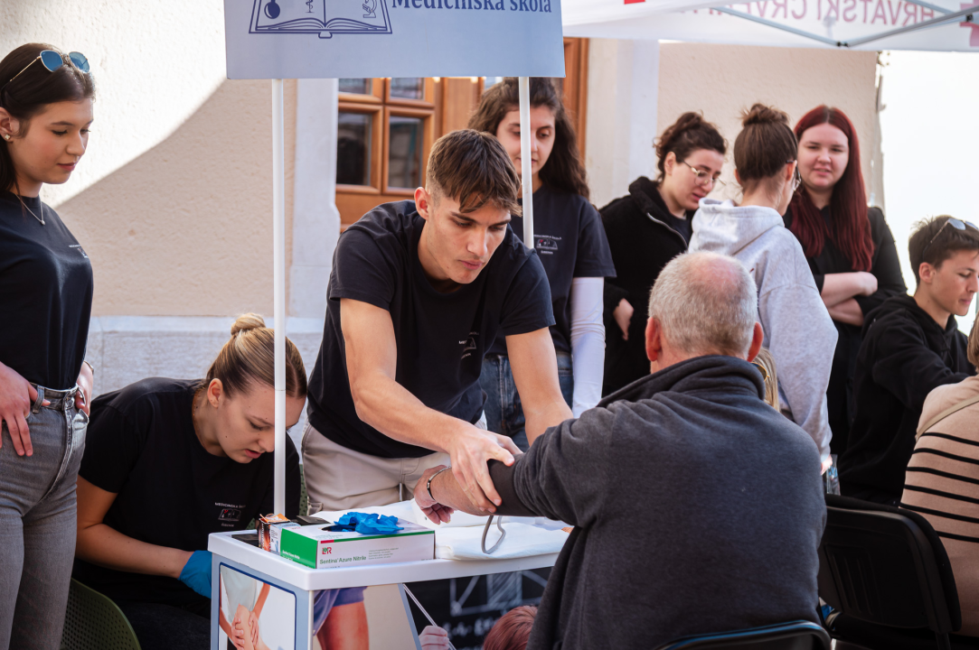 Dan šećerne bolesti: Učenici Medicinske škole Šibenčanima mjerili krvni tlak i šećer 