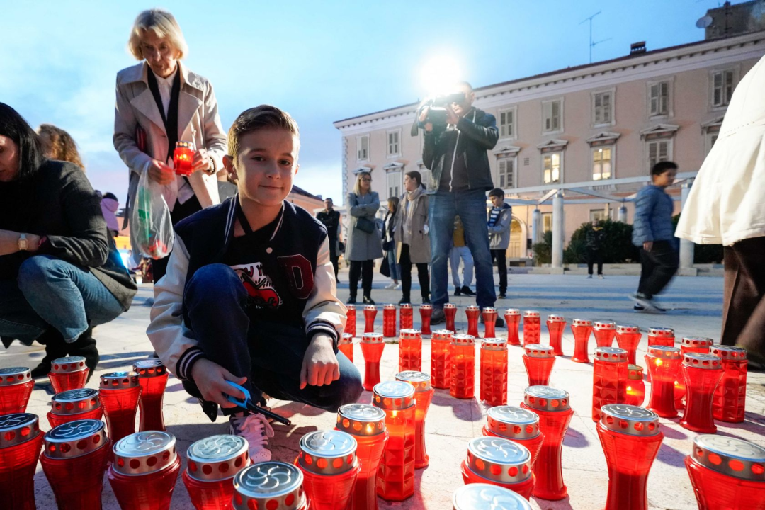 Šibenčani upalili svijeće za žrtve Domovinskog rata uz prigodni program 'I u mom gradu Vukovar svijetli'