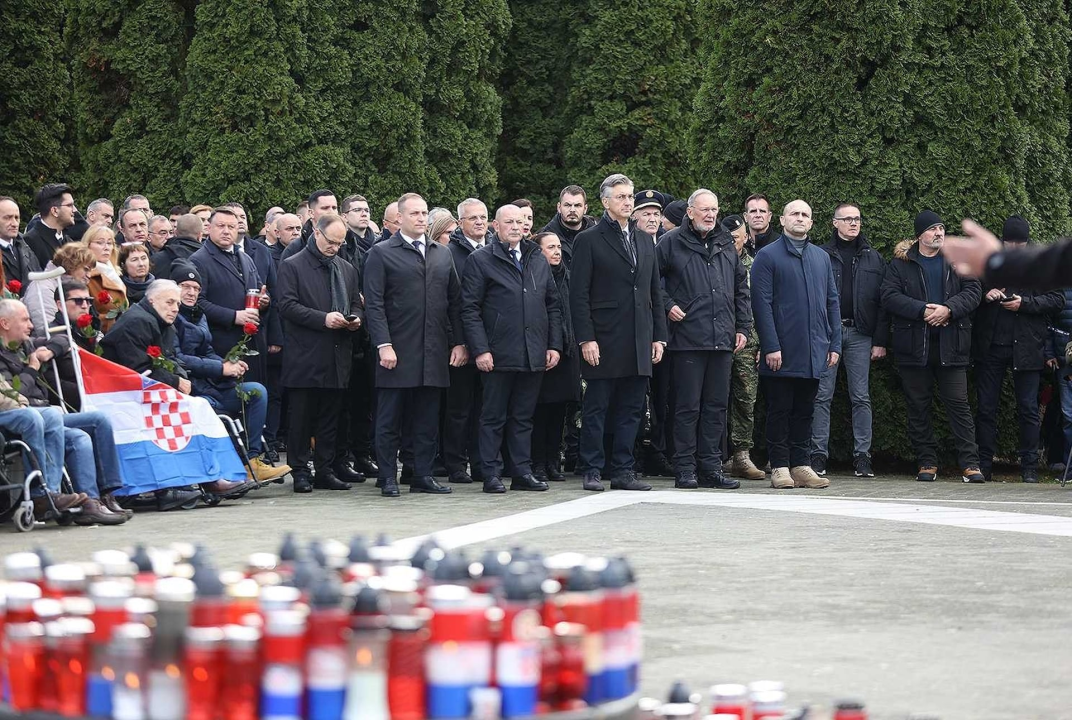 Nenad Tisaj odao počast vukovarskim žrtvama u Koloni sjećanja
