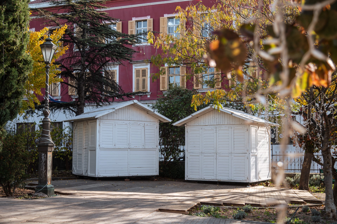 Šibenčani uživali na sunčanoj Poljani: Klizalište otvorilo svoja vrata, kućice i pozornica stigli u park