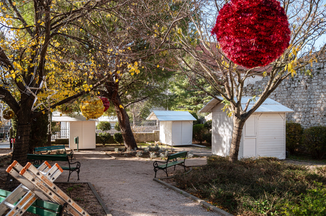 Šibenčani uživali na sunčanoj Poljani: Klizalište otvorilo svoja vrata, kućice i pozornica stigli u park