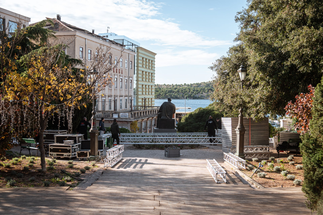 Šibenčani uživali na sunčanoj Poljani: Klizalište otvorilo svoja vrata, kućice i pozornica stigli u park