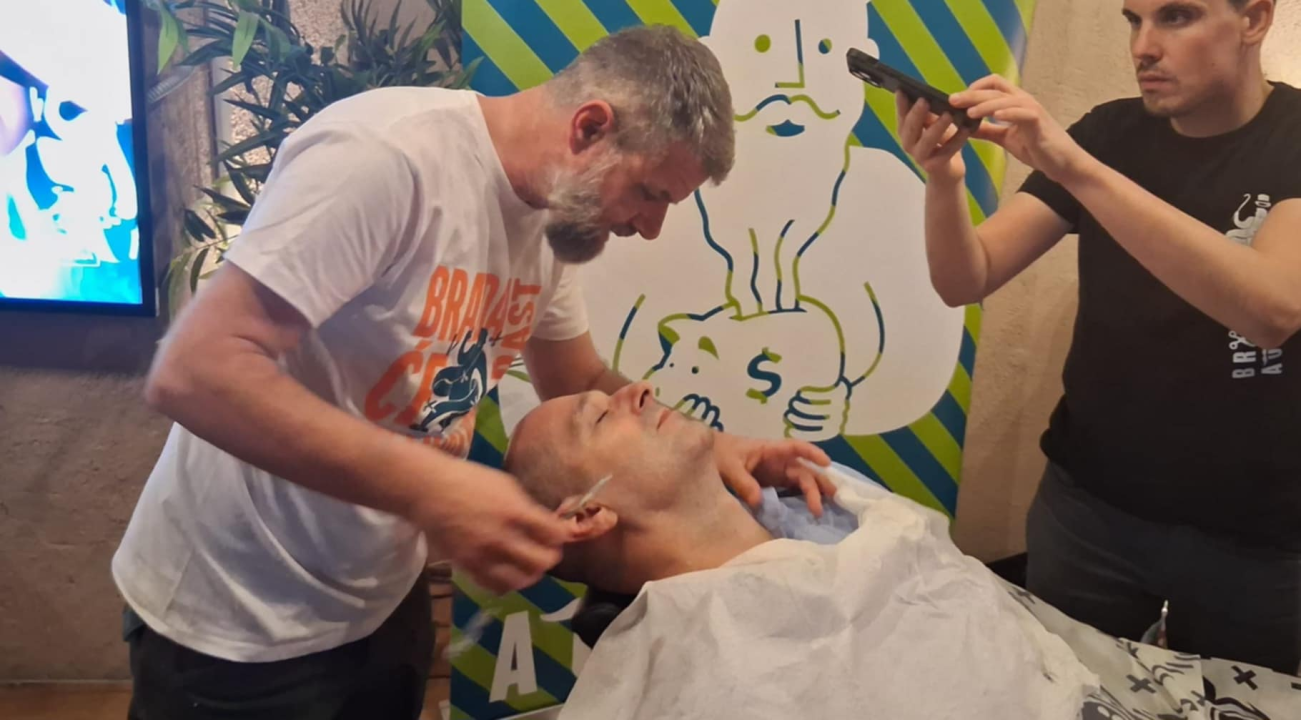 FOTO Održana završnica 'bradate aukcije': Sedmorica veličanstvenih prepustili se britvici i prikupili gotovo 2.000 eura