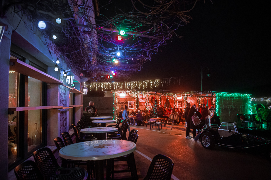 FOTO Doživite tribunjsku blagdansku čaroliju: Stray Cat donosi božićni ugođaj uz tople napitke i domaće delicije! 