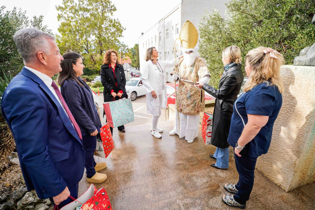 Gradonačelnik Burić u pratnji sv. Nikole obišao Odjel pedijatrije i razveselio mališane