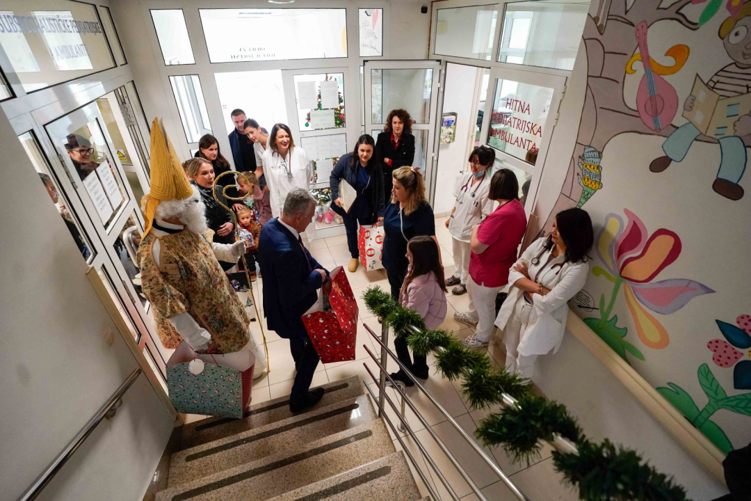Gradonačelnik Burić u pratnji sv. Nikole obišao Odjel pedijatrije i razveselio mališane