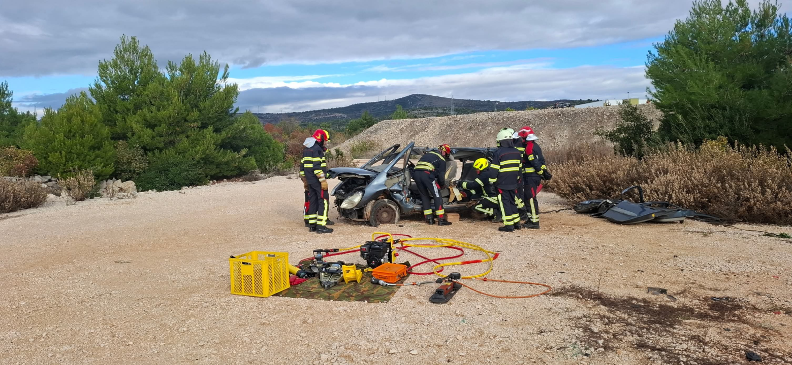 Pirovački vatrogasci spremni za nove izazove, završena edukacija za spasilačke alate