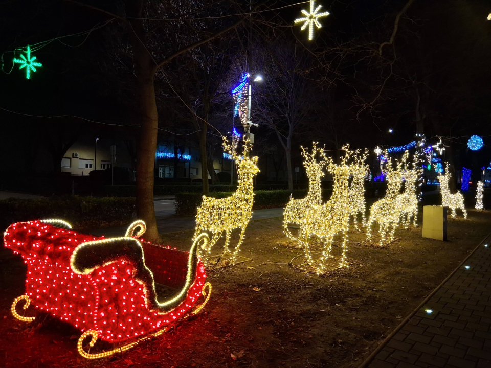 Otvoren Kraljevski advent u Kninu: Peki oduševio publiku, najmlađi uživali na klizalištu