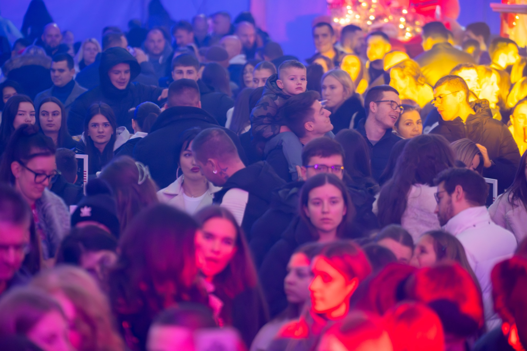 Otvoren Kraljevski advent u Kninu: Peki oduševio publiku, najmlađi uživali na klizalištu