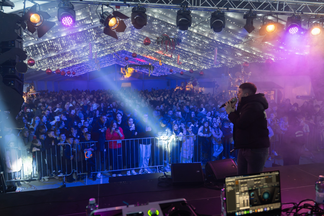 Otvoren Kraljevski advent u Kninu: Peki oduševio publiku, najmlađi uživali na klizalištu