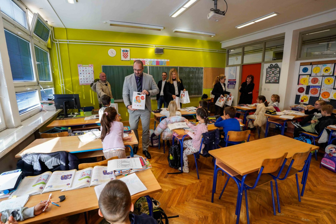 Školski medni dan u Šibeniku: Danijel Mileta prvašićima podijelio med lokalnog proizvođača