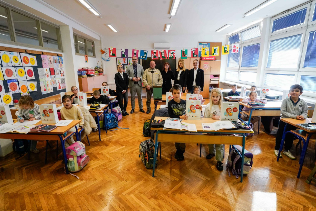 Školski medni dan u Šibeniku: Danijel Mileta prvašićima podijelio med lokalnog proizvođača