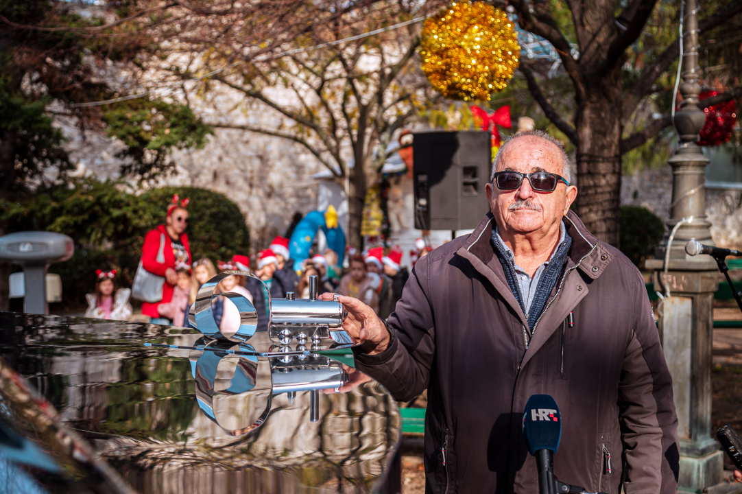 Skulptura 'Vlaka u snijegu' u Parku kao posveta najljepšoj uspomeni djetinjstva i Šibenčaninu Mati Relji 