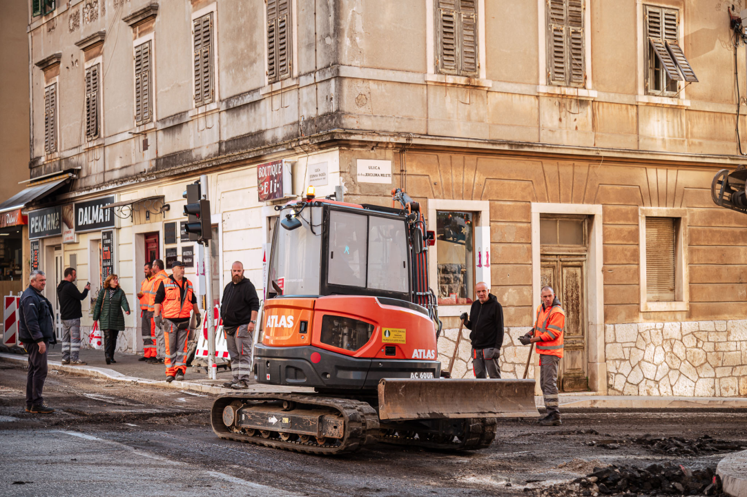 FOTO Vozači upozoravali na problem u središtu Šibenika, radovima koji su u tijeku trebao bi biti riješen