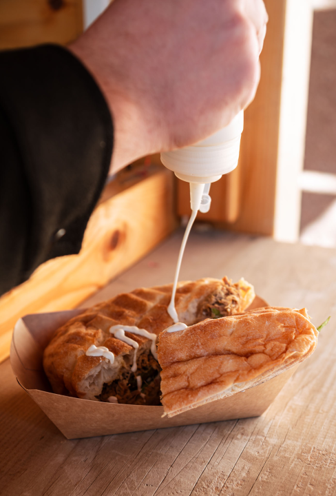 FOTO Novi šibenski street food: Broot Al’ No.1 donosi gotova jela, slasne sendviče i svjetski hit – spud bud krumpir! 