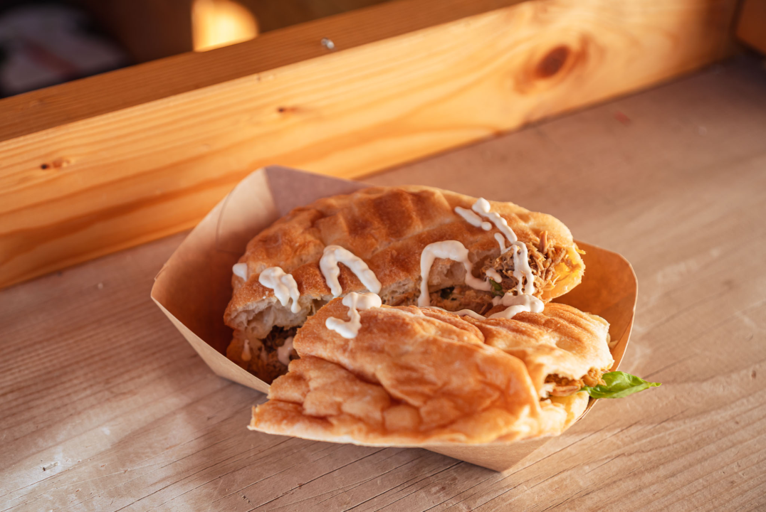 FOTO Novi šibenski street food: Broot Al’ No.1 donosi gotova jela, slasne sendviče i svjetski hit – spud bud krumpir! 